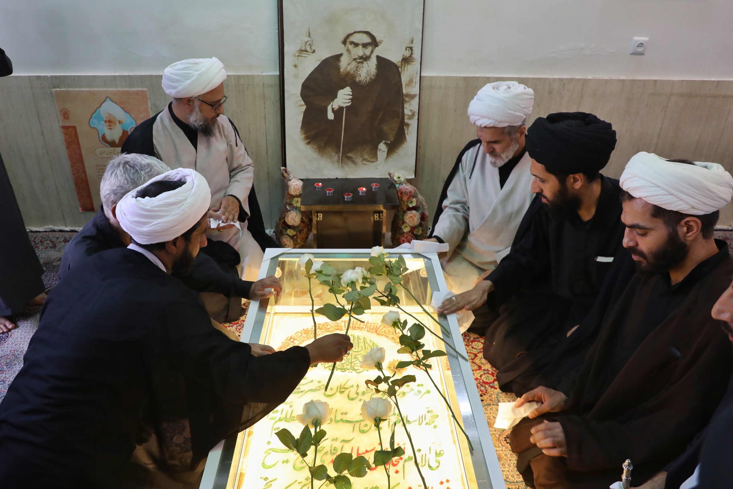 ادای احترام خادمان حرم بانوی کرامت به مزار شهید شیخ فضل‌الله نوری + تصاویر