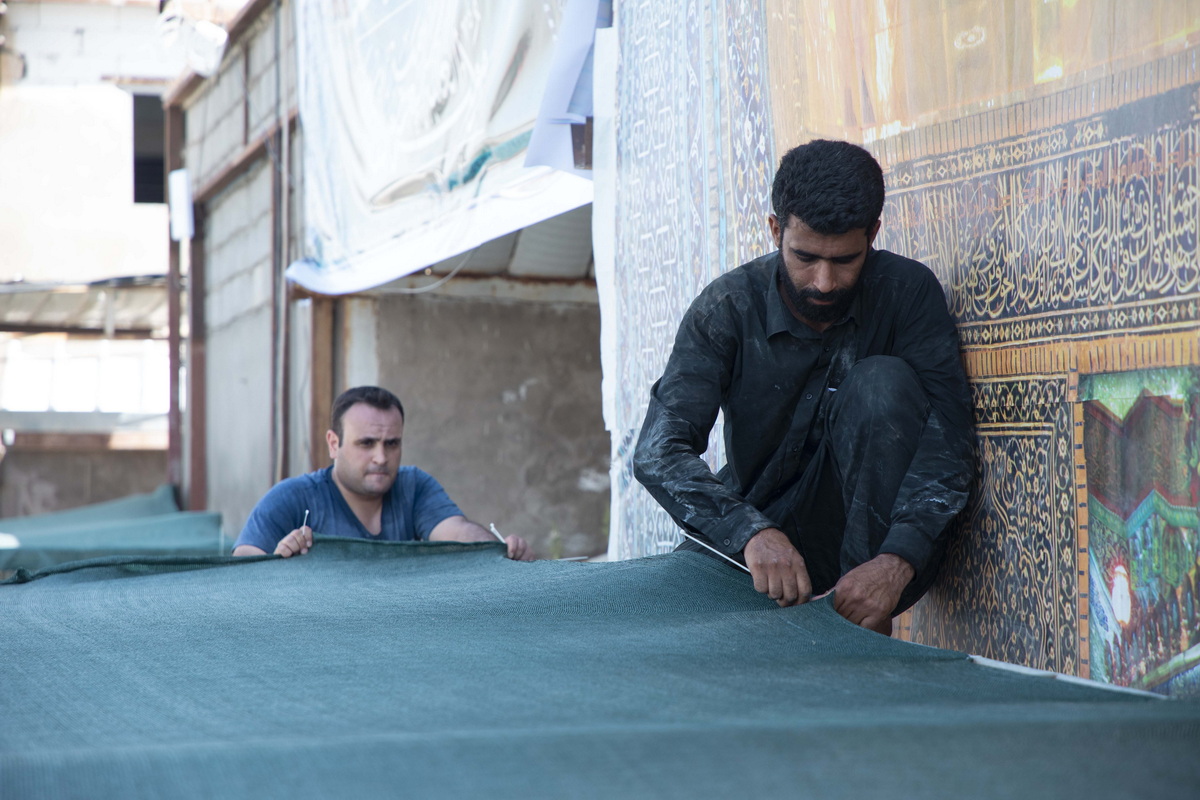 تلاش خادمان برای برپایی موکب حرم حضرت معصومه(س) در عمود ۱۰۸۰