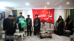 تکریم خانواده دو شهید دفاع مقدس ۱۲ روزه توسط خادمان حرم بانوی کرامت