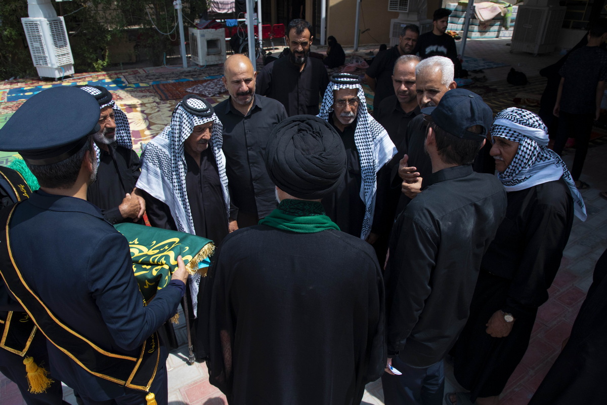 تکریم موکب‌داران عراقی توسط خادمان حرم حضرت معصومه(س)