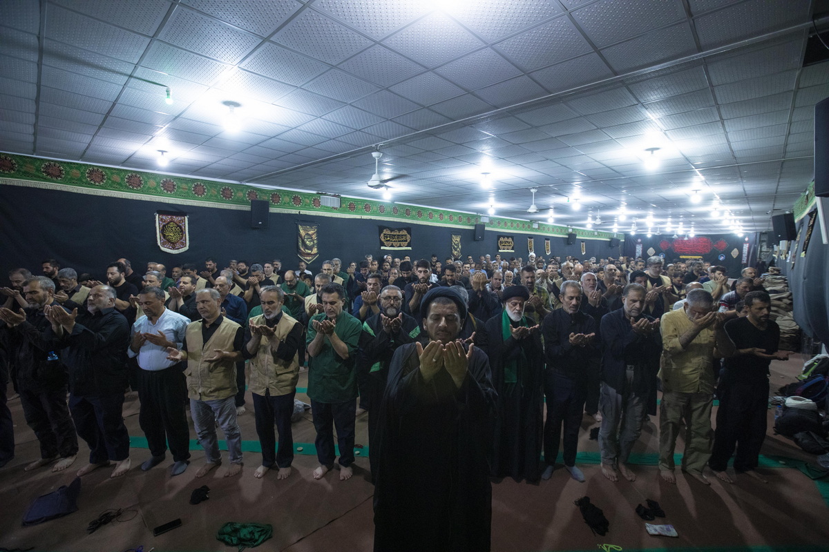 اقامه نماز جماعت در موکب حرم مطهر حضرت فاطمه معصومه(س)