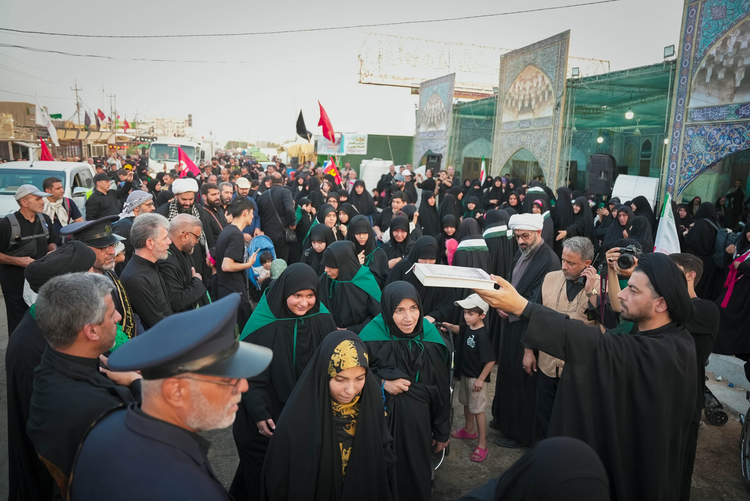 بدرقه کاروان خانواده شهدا توسط خادمان موکب حرم بانوی کرامت