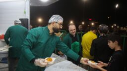 توزیع روزانه بیش از ۱۰ هزار پرس غذا در میان زائران اربعین در حرم بانوی کرامت