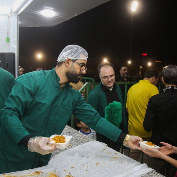 توزیع روزانه بیش از ۱۰ هزار پرس غذا در میان زائران اربعین در حرم بانوی کرامت