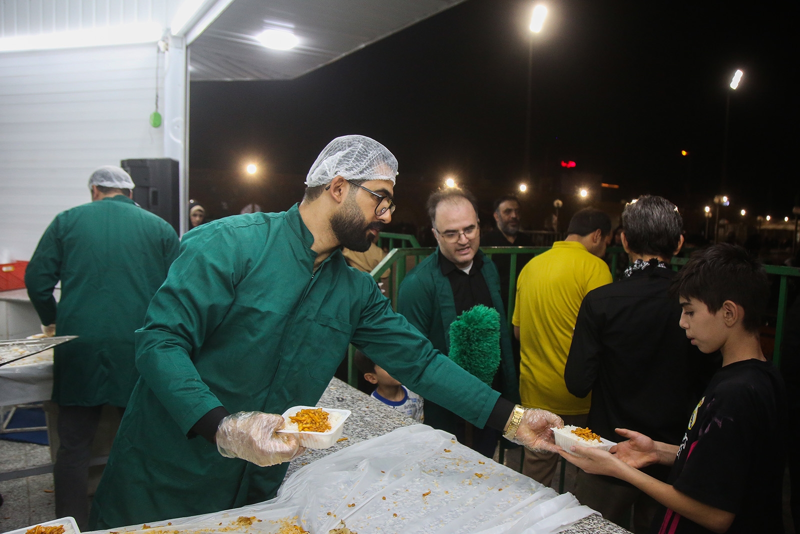 توزیع روزانه بیش از ۱۰ هزار پرس غذا در میان زائران اربعین در حرم بانوی کرامت