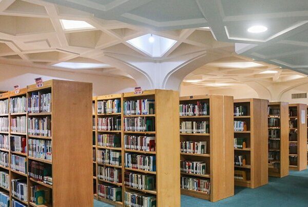 اهدای بیش از هزار و ۹۰۰ جلد کتاب به کتابخانه فاطمی از سوی بانوان