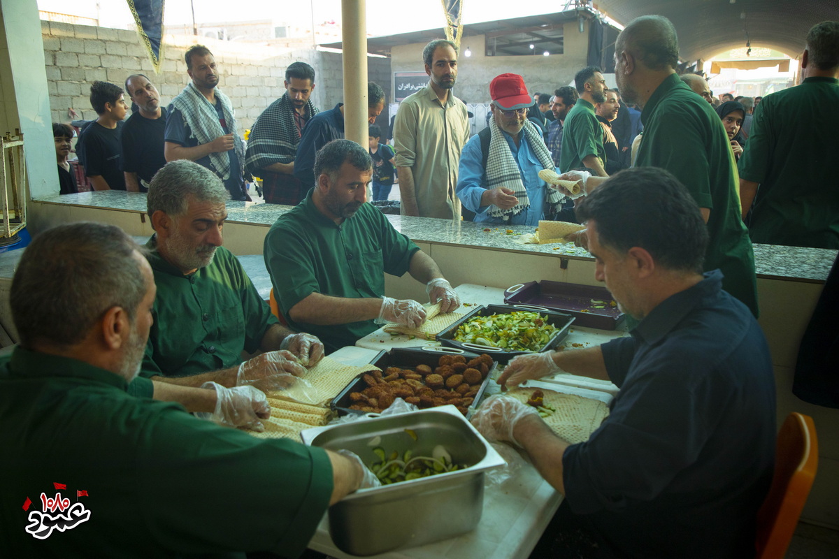تلاش خادمان موکب عمود ۱۰۸۰ برای پذیرایی میان‌وعده از زائران اربعین