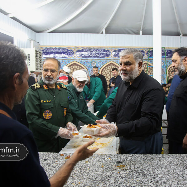 خادمی فرمانده سپاه و شهردار قم برای زائران حرم حضرت معصومه (س)