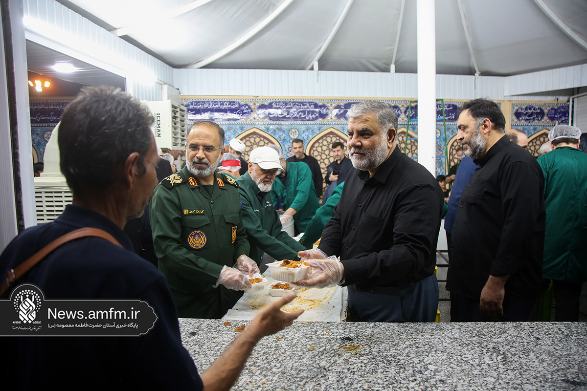 خادمی فرمانده سپاه و شهردار قم برای زائران حرم حضرت معصومه (س)