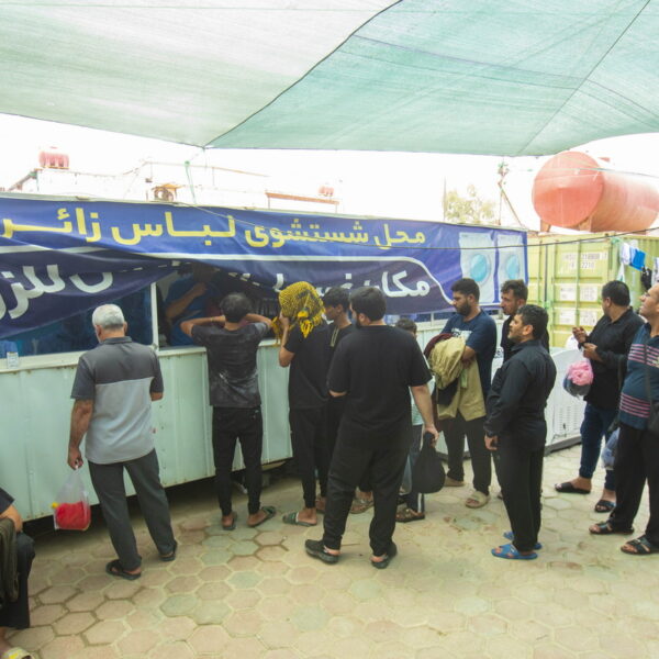 شست‌وشوی لباس زائران اربعین در موکب عمود ۱۰۸۰