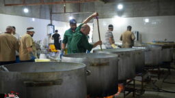 تلاش خادمان آشپزخانه موکب عمود ۱۰۸۰ برای خدمت‌رسانی به زائران