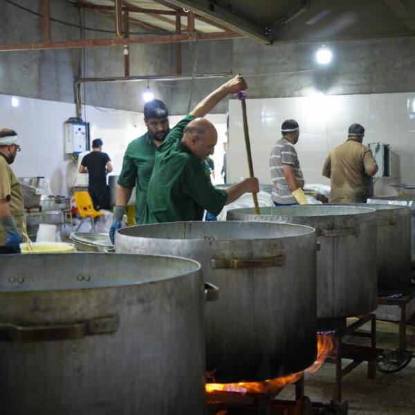 تلاش خادمان آشپزخانه موکب عمود ۱۰۸۰ برای خدمت‌رسانی به زائران