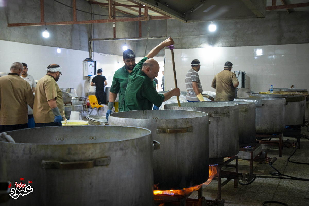 تلاش خادمان آشپزخانه موکب عمود ۱۰۸۰ برای خدمت‌رسانی به زائران