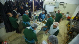 اطعام زائران در موکب حرم بانوی کرامت در روز اربعین