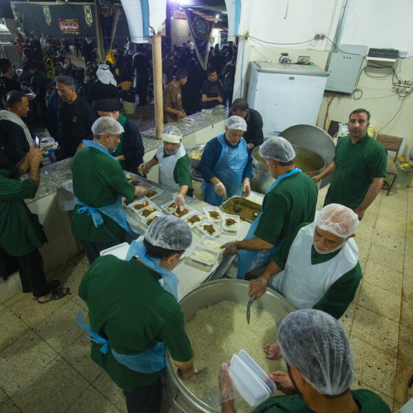 اطعام زائران در موکب حرم بانوی کرامت در روز اربعین
