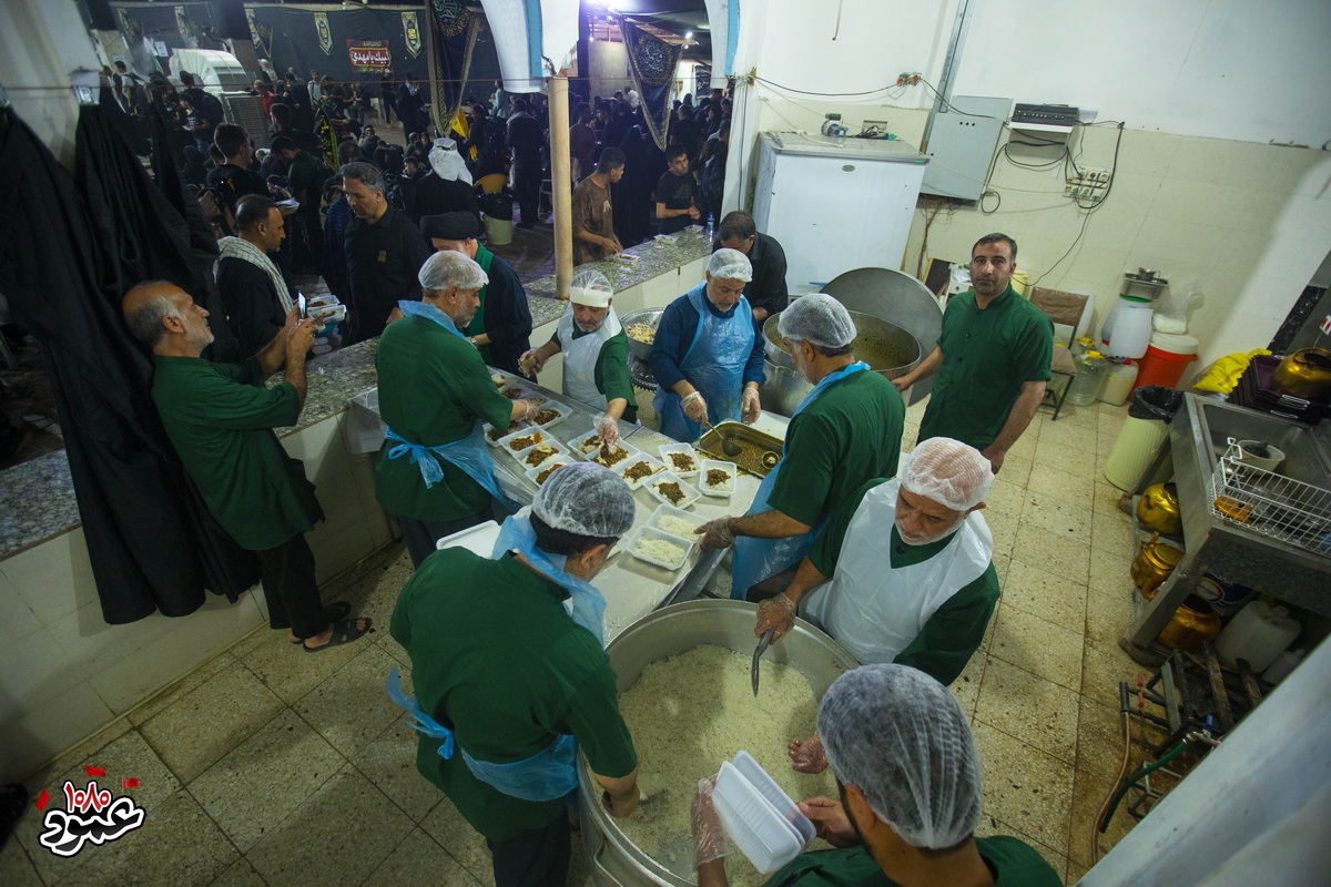 اطعام زائران در موکب حرم بانوی کرامت در روز اربعین