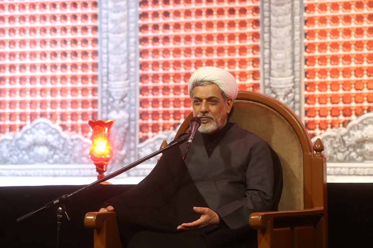 استکبار ستیزی و خدمت به مؤمنین از شروط همراهی با اهل بیت(ع) است