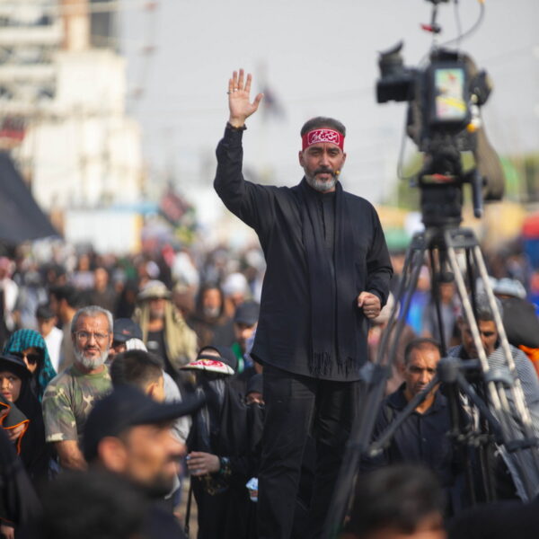 تلاش خادمان رسانه‌ای موکب عمود ۱۰۸۰ برای انعکاس مراسم باشکوه اربعین