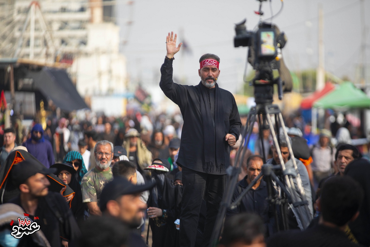 تلاش خادمان رسانه‌ای موکب عمود ۱۰۸۰ برای انعکاس مراسم باشکوه اربعین