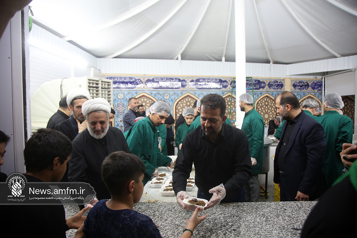 خدمت رسانی مسئولان استان قم به زائران در حرم بانوی کرامت