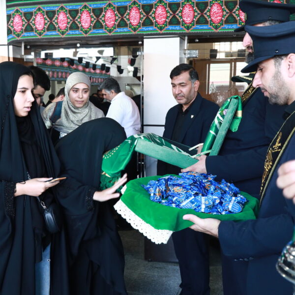 بدرقه زائران مشهدالرضا(ع) توسط خادمان حرم حضرت معصومه(س)