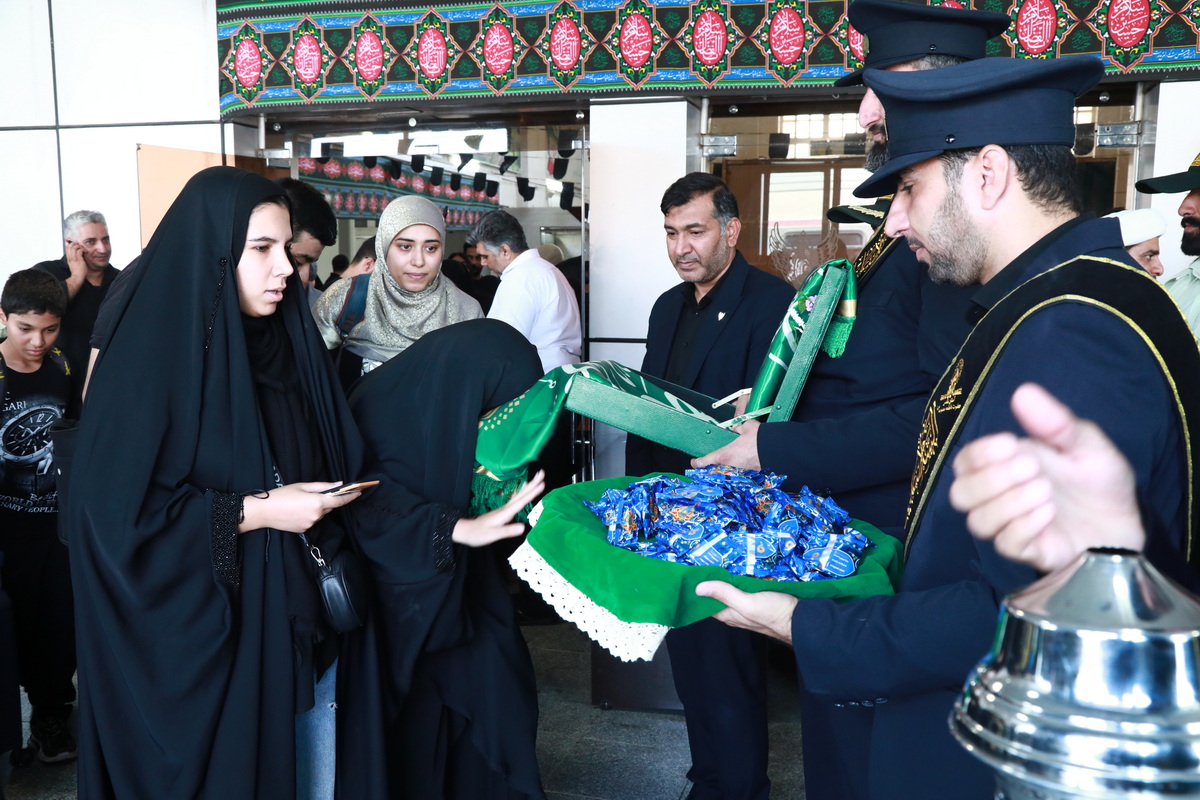 بدرقه زائران مشهدالرضا(ع) توسط خادمان حرم حضرت معصومه(س)