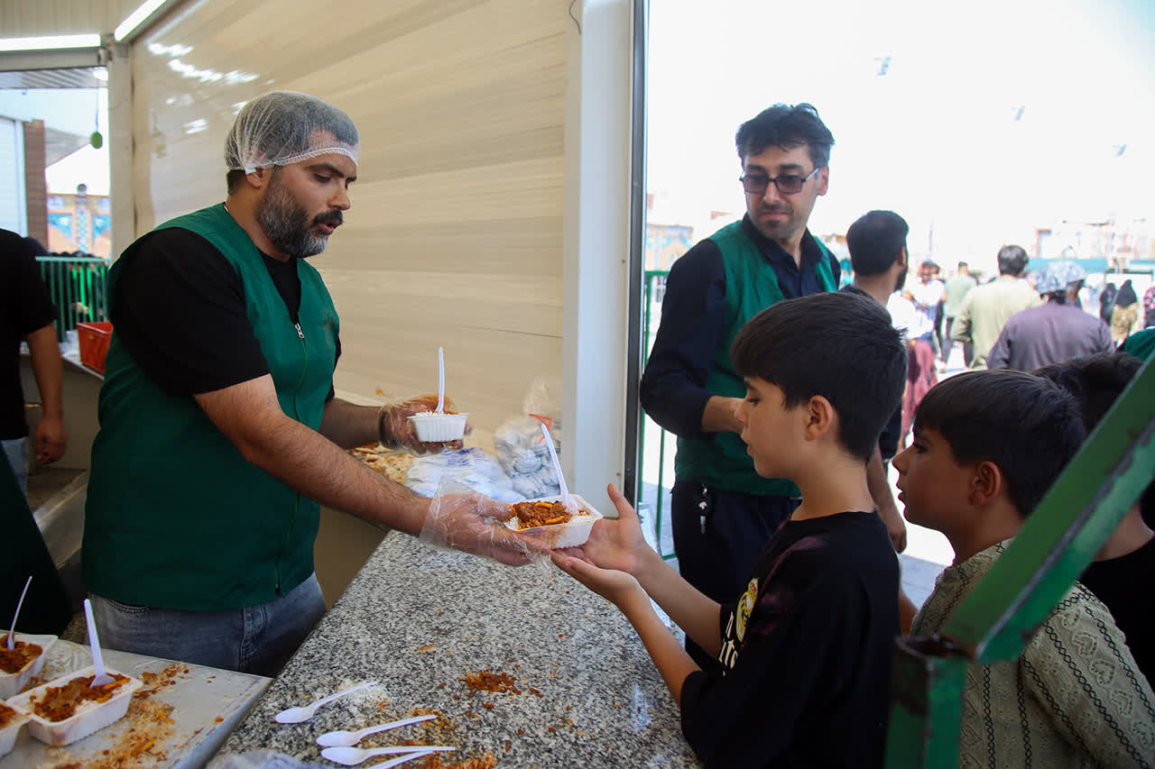 اطعام زائران حرم بانوی کرامت در روز شهادت امام رضا(ع)