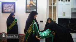 تکریم خانواده دو شهید جنگ تحمیلی ۱۲ روزه توسط خادمان حرم قم