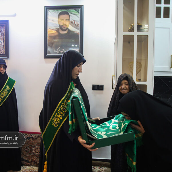 تکریم خانواده دو شهید جنگ تحمیلی ۱۲ روزه توسط خادمان حرم قم
