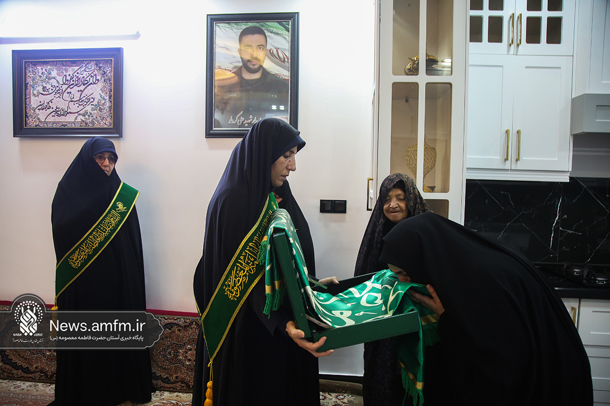 تکریم خانواده دو شهید جنگ تحمیلی ۱۲ روزه توسط خادمان حرم قم