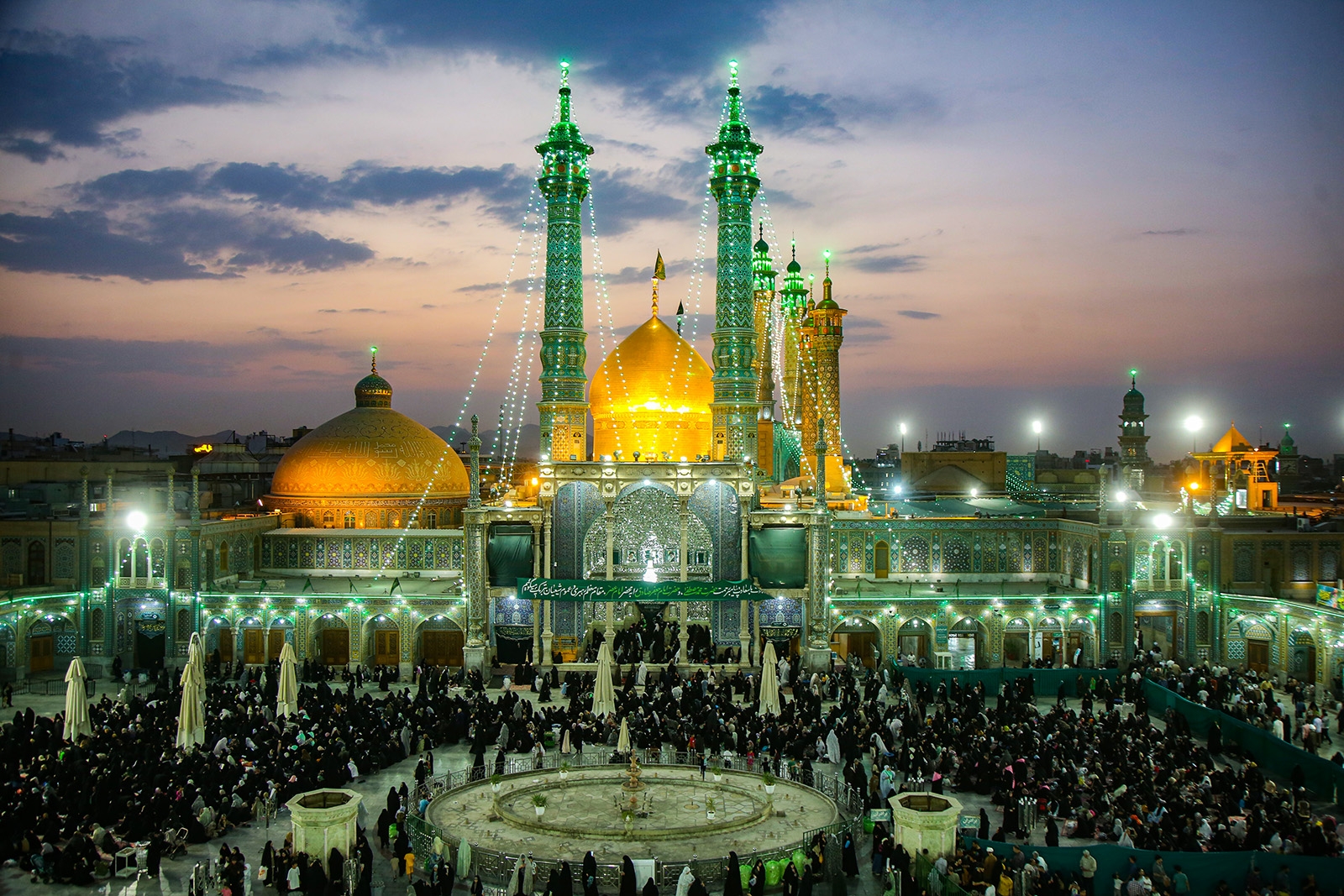 نوای شادانه نقاره در حرم بانوی کرامت طنین‌انداز شد