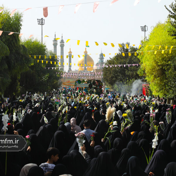 استقبال پرشور مردم از کاروان نمادین ورود حضرت معصومه(س) به قم