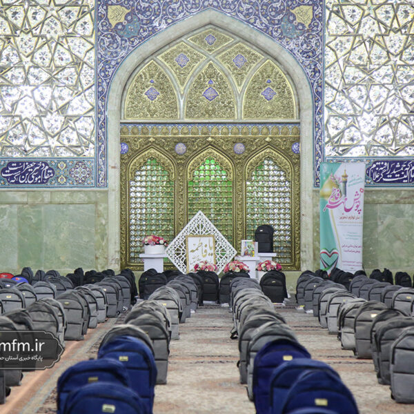 اهدای لوازم التحریر به دانش آموزان کم بضاعت در پویش مهر فاطمی