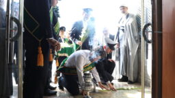 غبارروبی مزار شهدای مدفون در حرم مطهر به مناسبت آغاز هفته دفاع مقدس