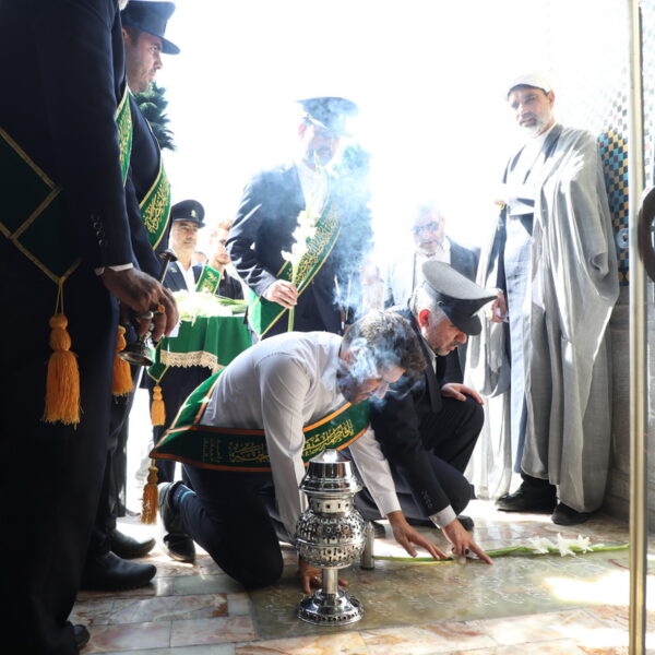 غبارروبی مزار شهدای مدفون در حرم مطهر به مناسبت آغاز هفته دفاع مقدس