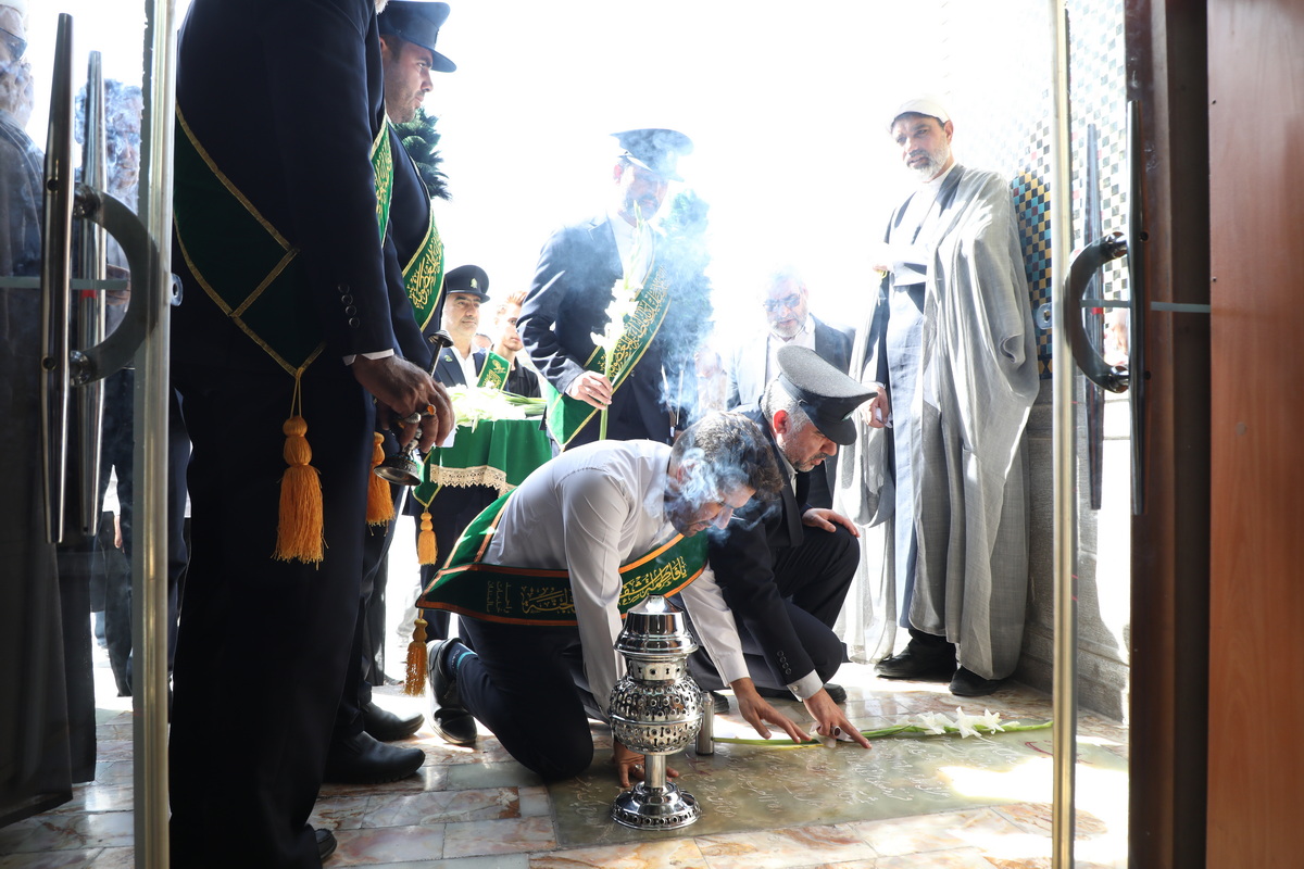 غبارروبی مزار شهدای مدفون در حرم مطهر به مناسبت آغاز هفته دفاع مقدس