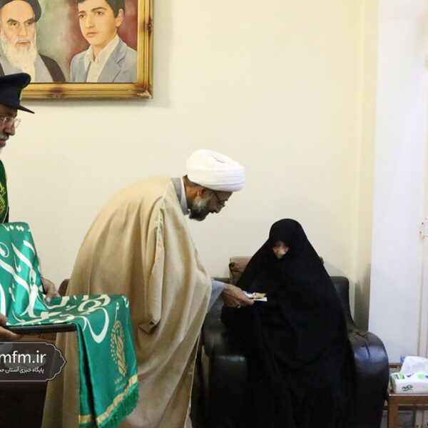 تکریم خانواده ۴ شهید دفاع مقدس توسط خادمان حرم بانوی کرامت