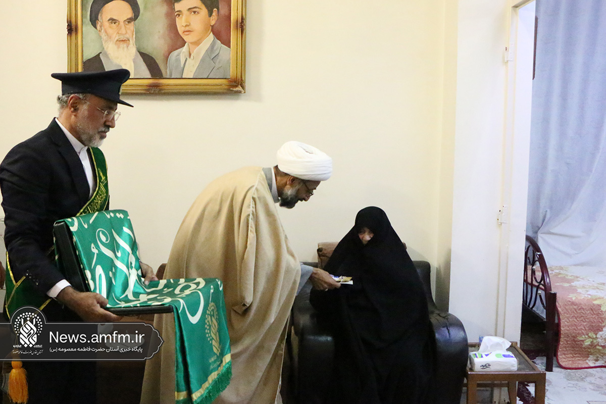 تکریم خانواده ۴ شهید دفاع مقدس توسط خادمان حرم بانوی کرامت