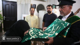 تکریم مادر شهید دخانچی توسط خادمان حرم بانوی کرامت