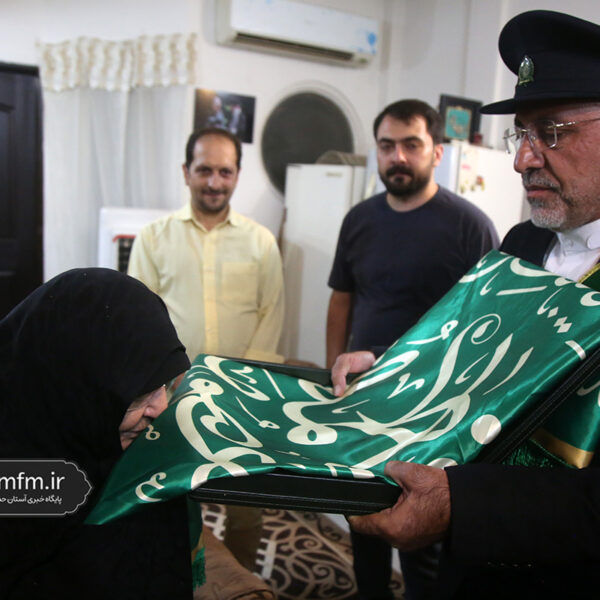 تکریم مادر شهید دخانچی توسط خادمان حرم بانوی کرامت