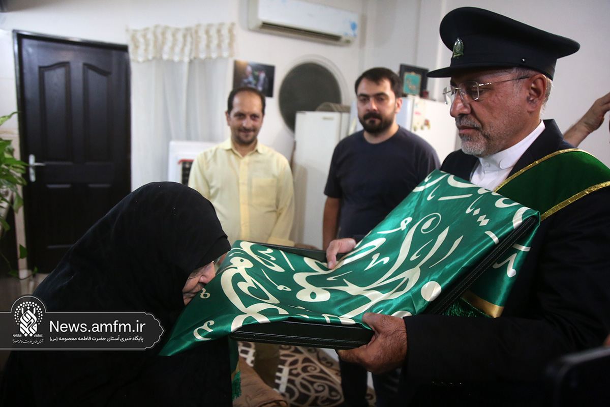 تکریم مادر شهید دخانچی توسط خادمان حرم بانوی کرامت