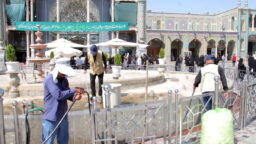 خدمت خادمان عراقی در حرم مطهر بانوی کرامت