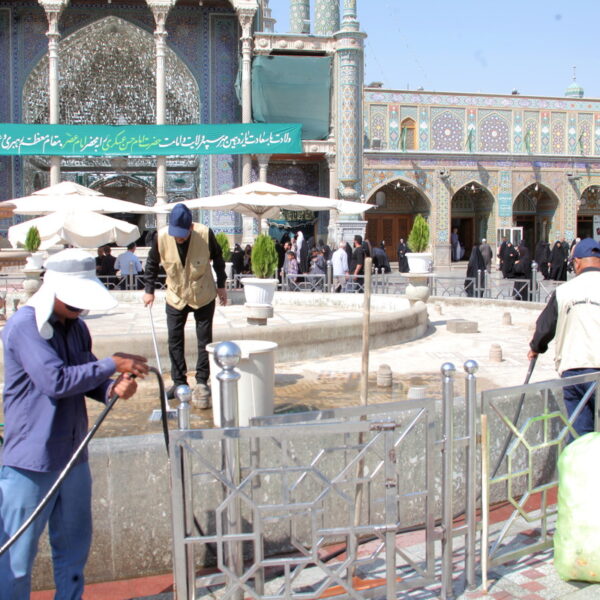 خدمت خادمان عراقی در حرم مطهر بانوی کرامت