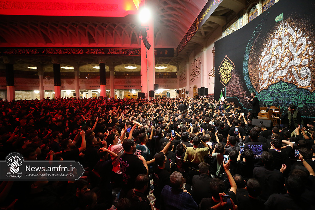 عزاداری جوانان در رثای بانوی کرامت در حرم مطهر