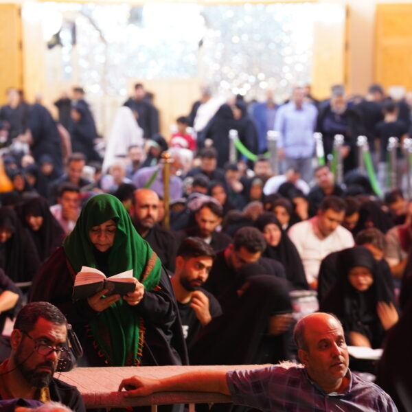 مناجات نیمه شب زائران با چشمانی پر از اشک در عزای حضرت معصومه (س)