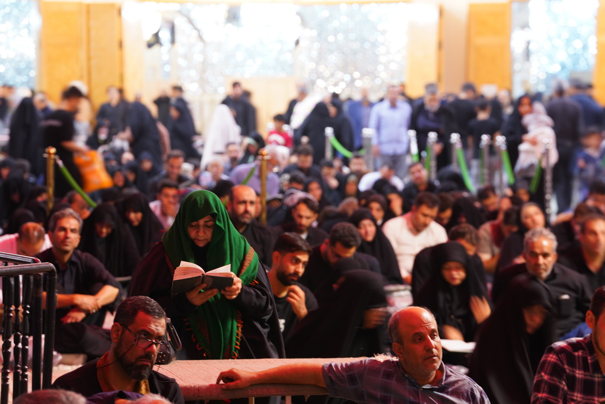 مناجات نیمه شب زائران با چشمانی پر از اشک در عزای حضرت معصومه (س)