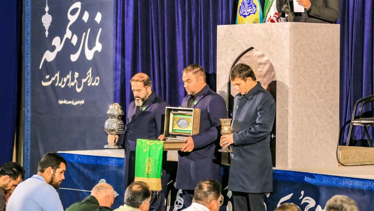 ابراز ارادت نمازگزاران جمعه شهرستان پرند به پرچم متبرک حرم کریمه اهل‌بیت(س)