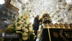 تعویض گلهای ضریح مطهر بانوی کرامت در شام رحلت آن حضرت