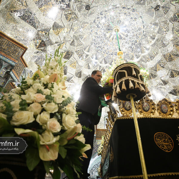 تعویض گلهای ضریح مطهر بانوی کرامت در شام رحلت آن حضرت