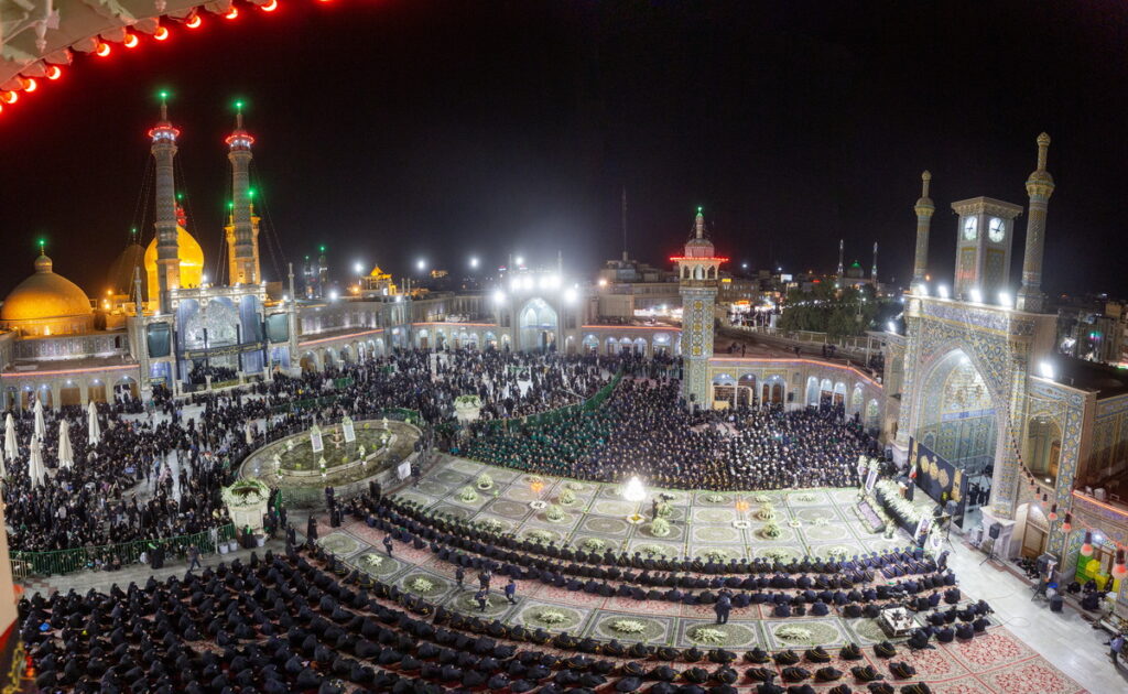 نور شمعدان‌ها، اشک خادمان و قلب‌هایی که به عشق خدمت می‌تپد